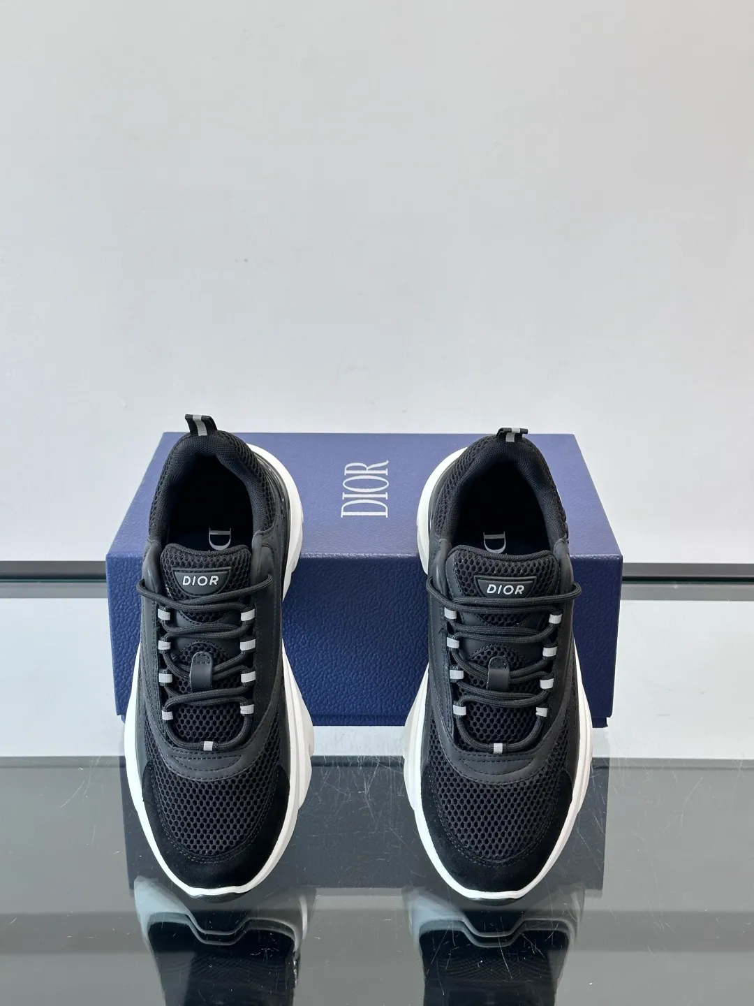 Men's shoes 💰p520 "Dior" B22 retro jogging shoes, inspired by classic jogging shoes, low-top thick sole design, cow leather + mesh fabric splicing, perfect texture and breathable. The black and white engraved rubber sole has great grip and comfort, and is OK for daily wear or sports! There is an embossed "CD" logo on the side of the shoe, which is low-key and recognizable. Rich colors, black and white, gray and blue, etc., versatile and fashionable, loved by European and American hip-hop circles and bloggers, a must-have for trendy wear size: 39-44 (customized at 45.46)